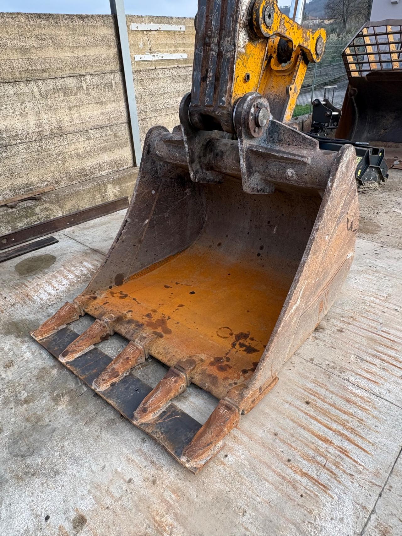 Escavatore JCB JS235HD