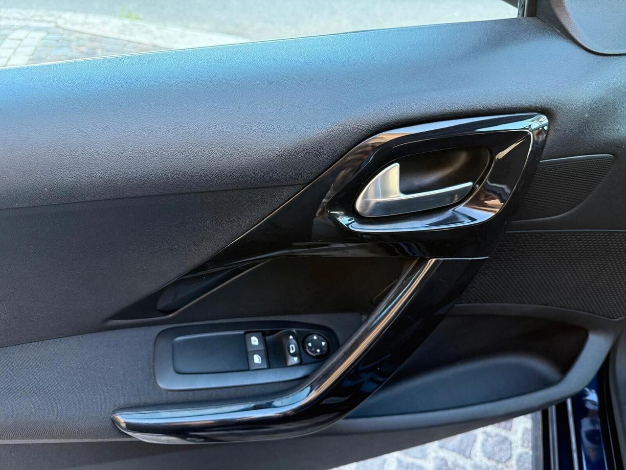 Peugeot 208 1.2 Benz 82cv Allure PER NEOPATENTATI