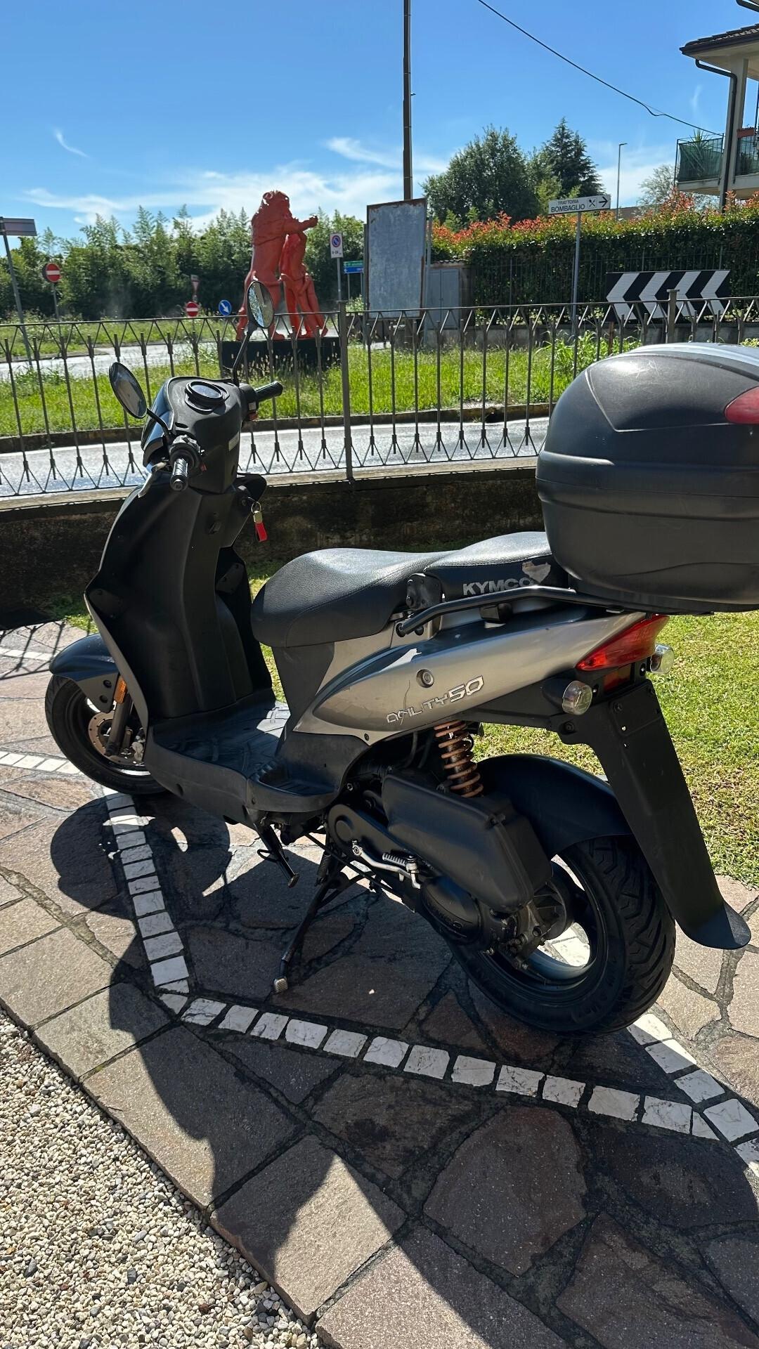 Kymco Agility 50 R12 con bauletto post