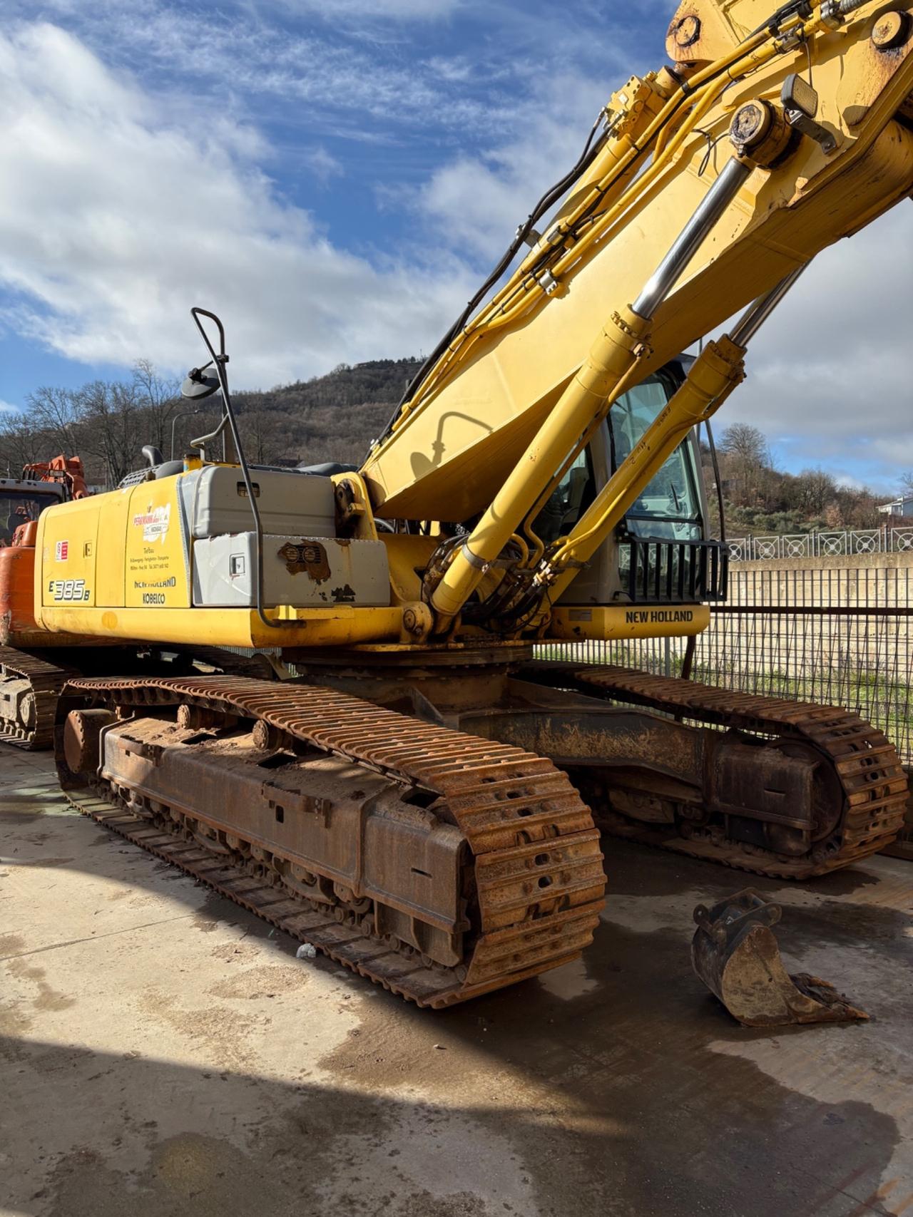 Escavatore New Holland E385B