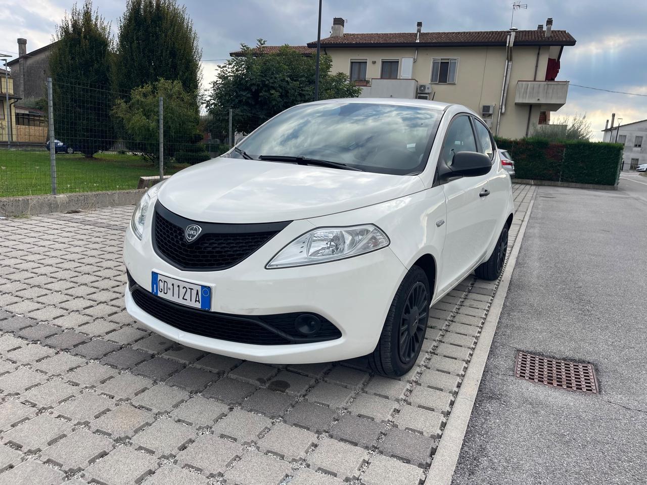 Lancia Ypsilon 1.0 FireFly 5 porte S&S Hybrid Ecochic Gold