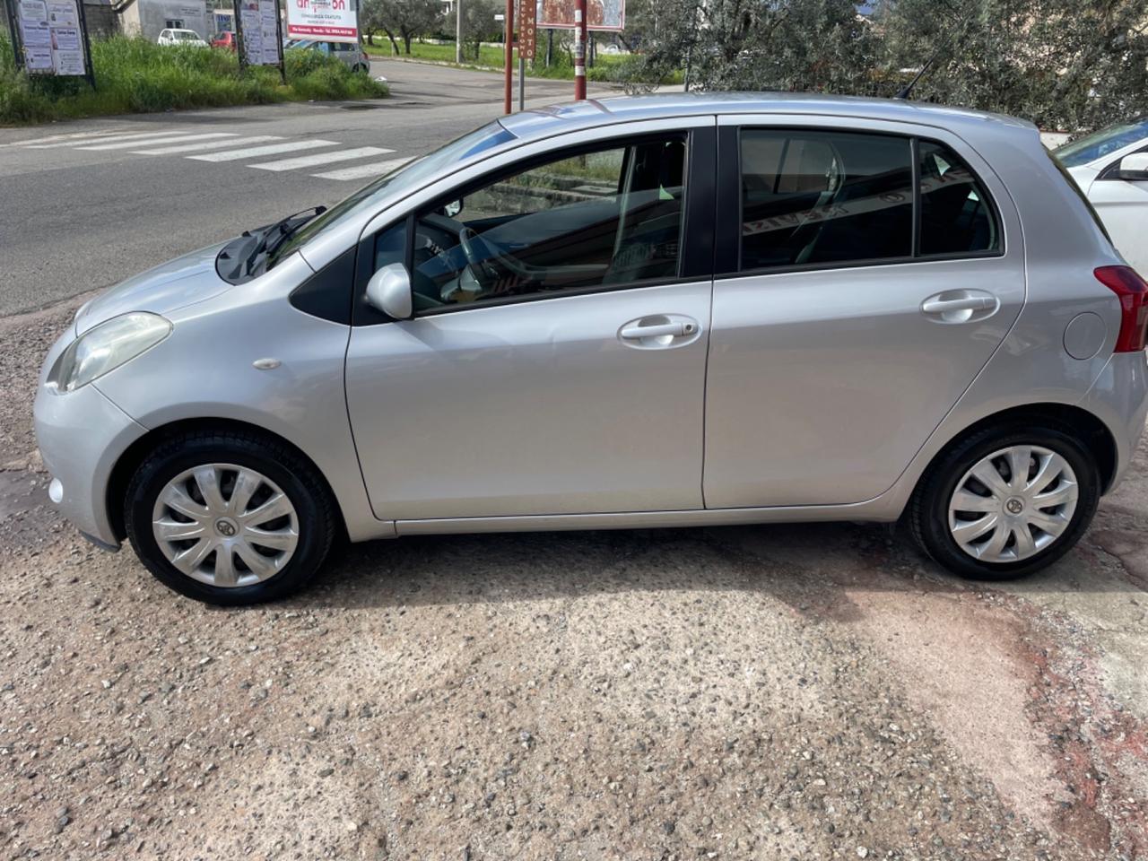 Toyota Yaris 1.3 5 porte Sol CAMBIO AUTOMATICO