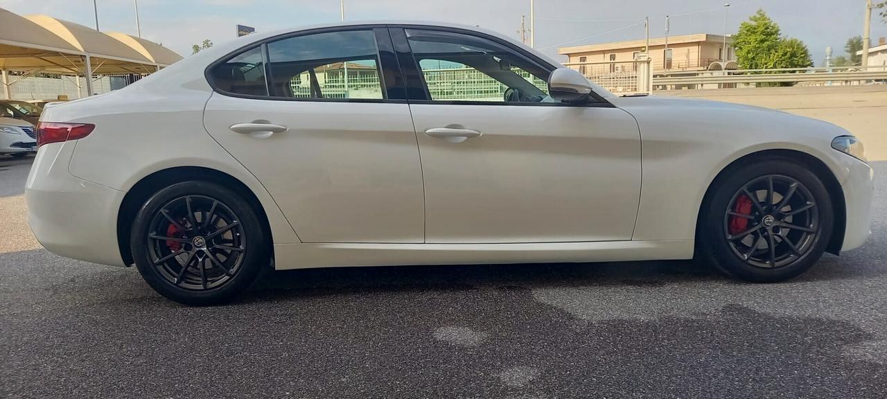 ALFA ROMEO GIULIA Turbodiesel cc. 2.143 CV. 150 Euro 6B Automatica 5 Porte 5 Posti con Cambio Paddle al Volante (F1).