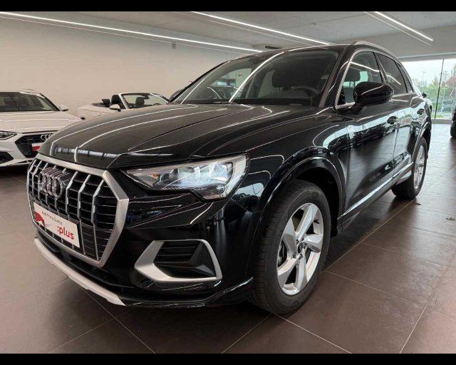 AUDI Q3 35 TFSI Business Advanced