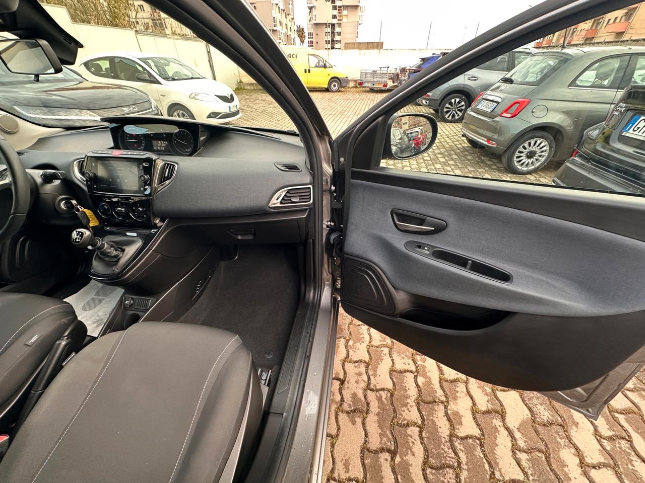 Lancia Ypsilon 1.0 Hybrid Ecochic Gold