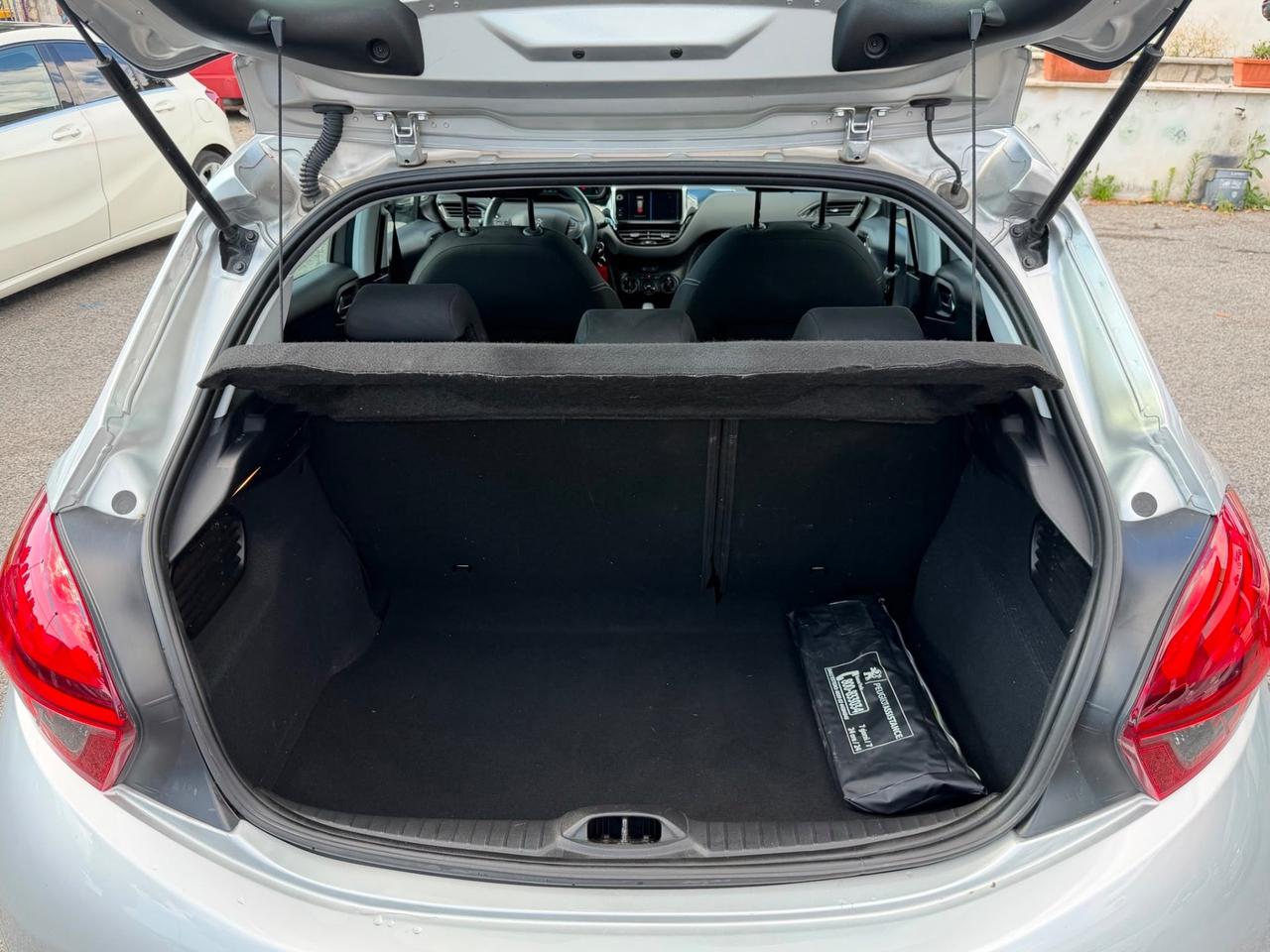 Peugeot 208 PureTech 82 5 porte Black Line 2