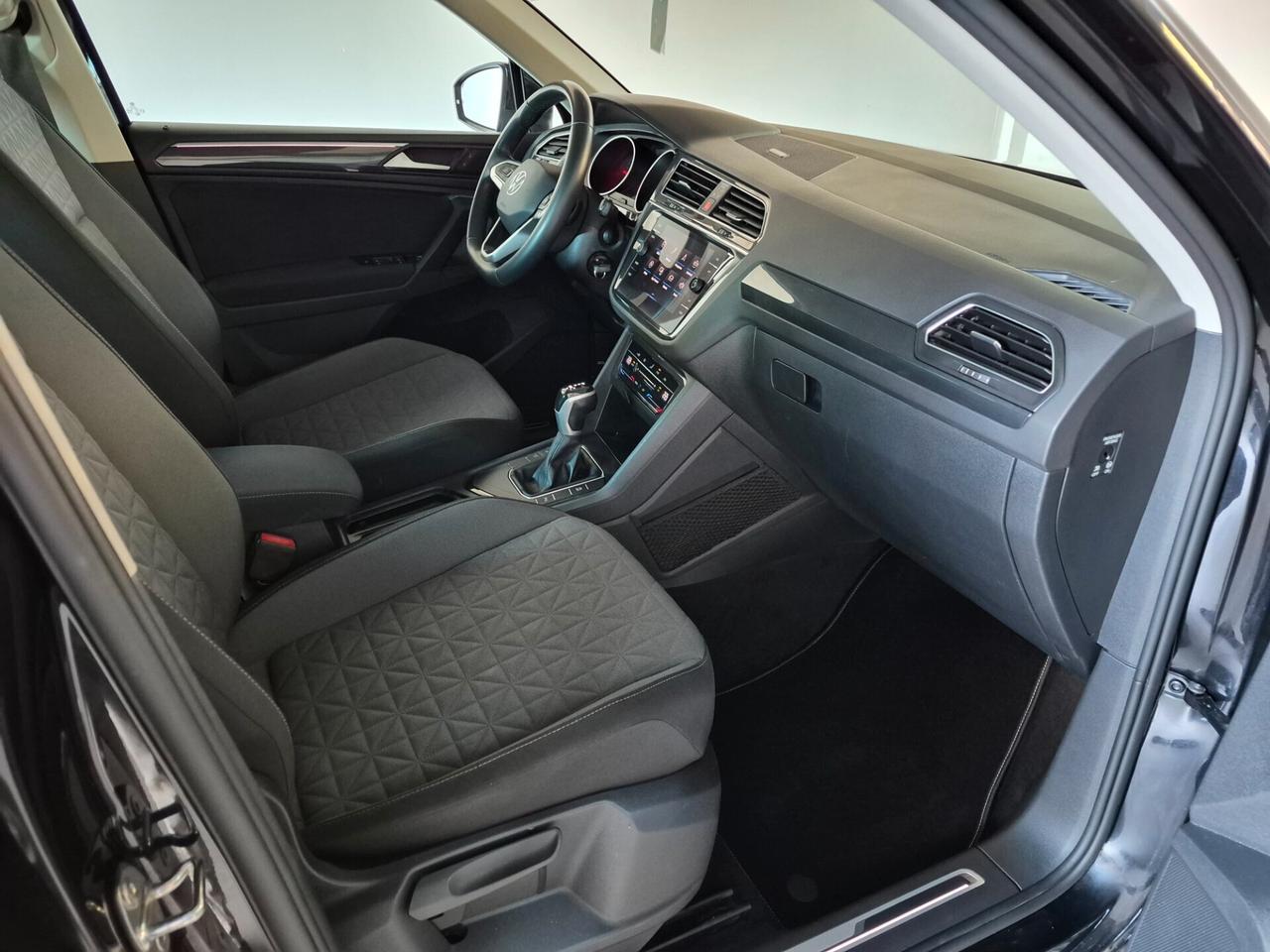 Volkswagen Tiguan 2.0 TDI LIFE 150CV DSG LED APPLE CAR PLAY/ANDROID AUTO ACC AMBIENT LIGHT(30 TONALITÀ) CLIMA 3 ZONE WIRELESS VETRI PRIVACY