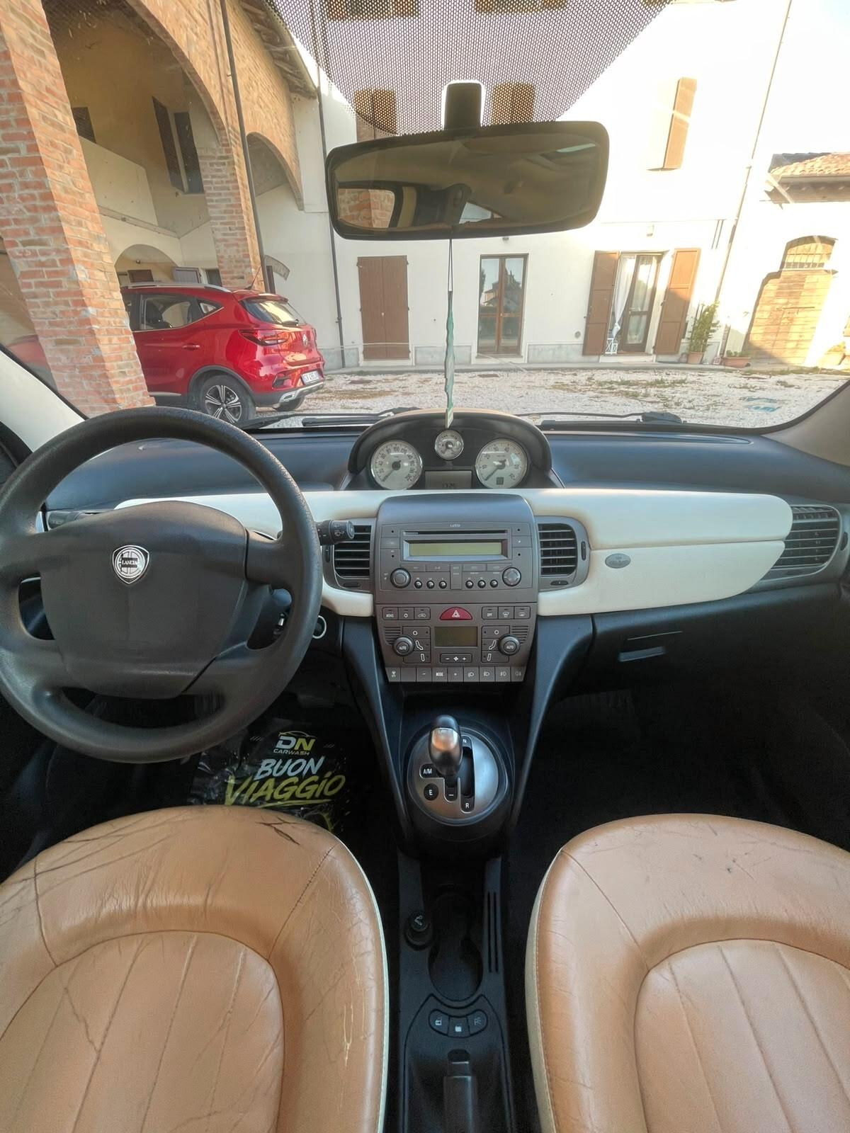 Lancia Ypsilon 1.4 16V Platino