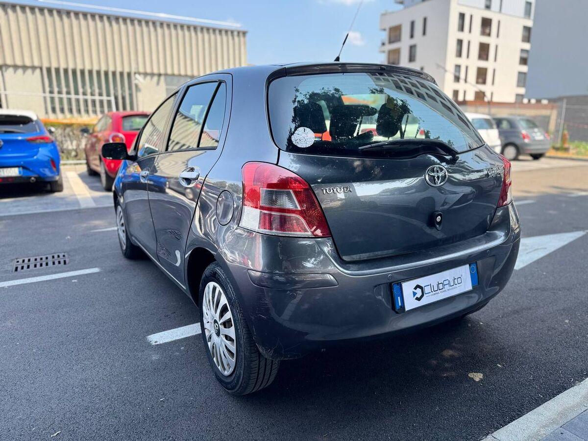 Toyota Yaris 1.3 dual Sol 5p m-mt