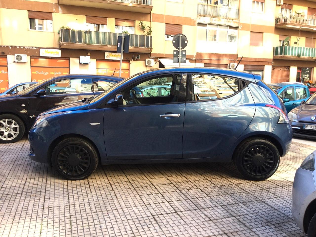 Lancia Ypsilon 1.0 FireFly 5 porte S&S Hybrid Ecochic Silver