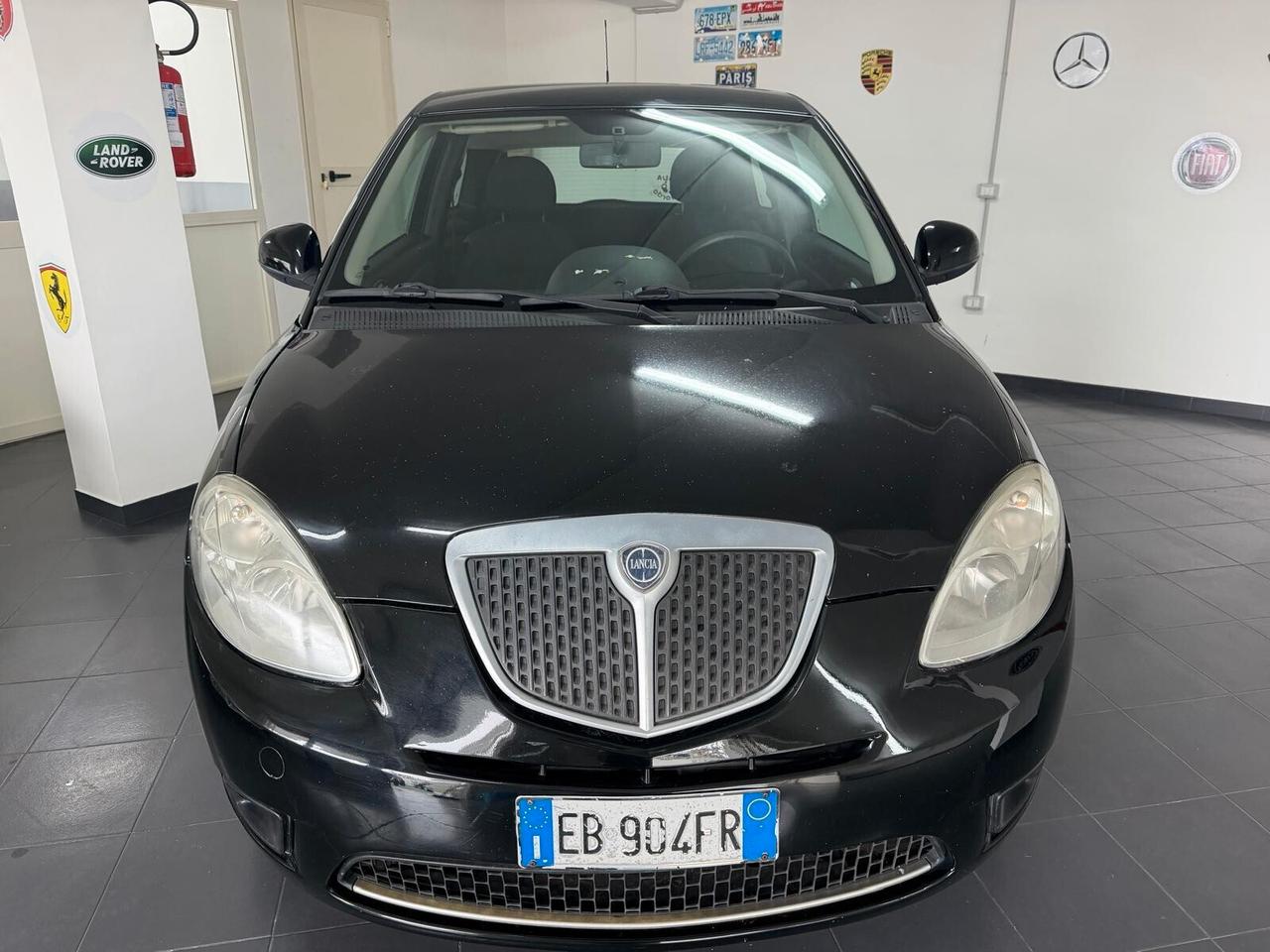 Lancia Ypsilon 1.3 MJT 75 CV Versus