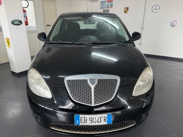 Lancia Ypsilon 1.3 MJT 75 CV Versus