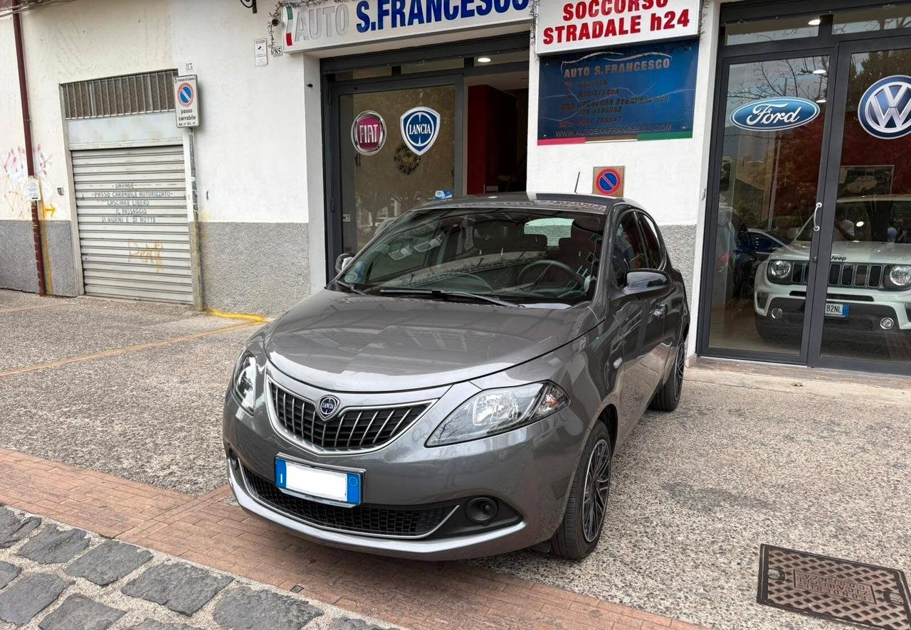 Lancia Ypsilon 1.0 Hybrid Silver - 12/22