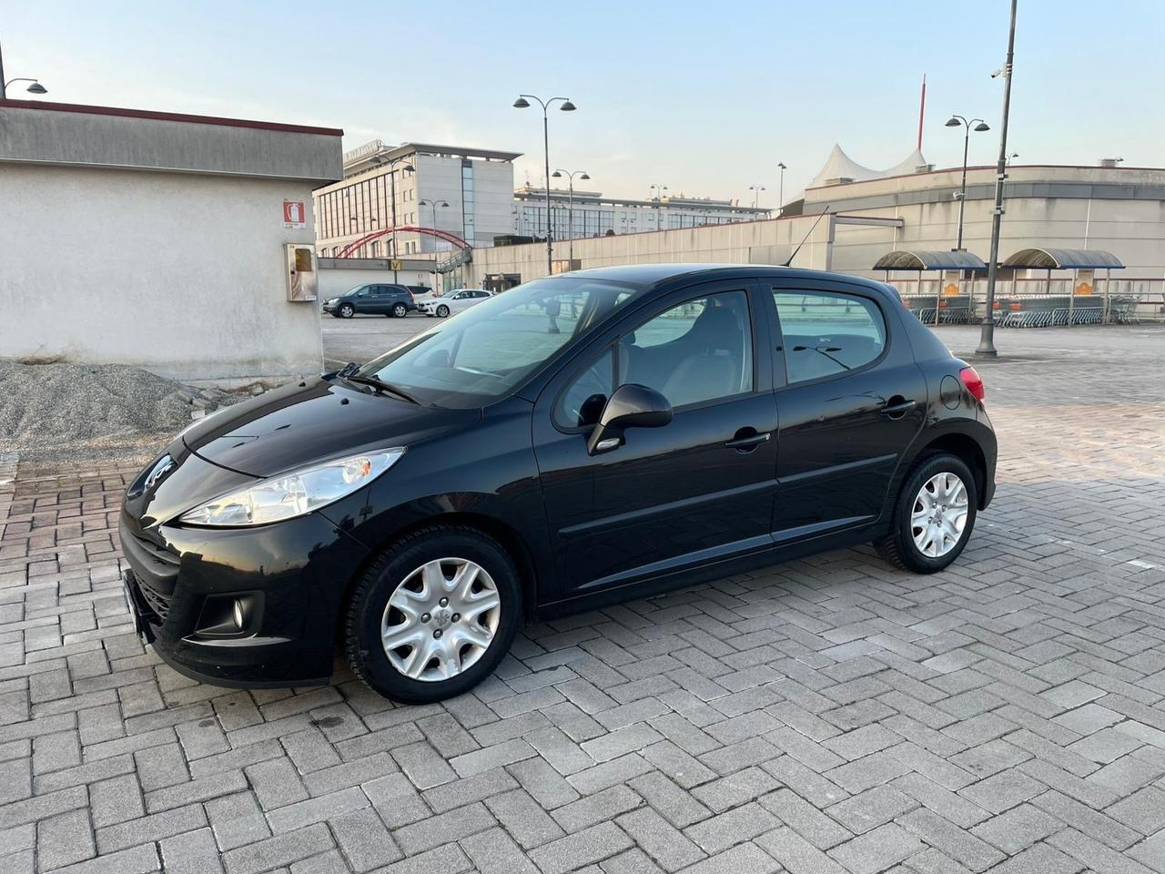 Peugeot 207 1.4 8V 75CV 5p. X Line 12 MESI GARANZIA