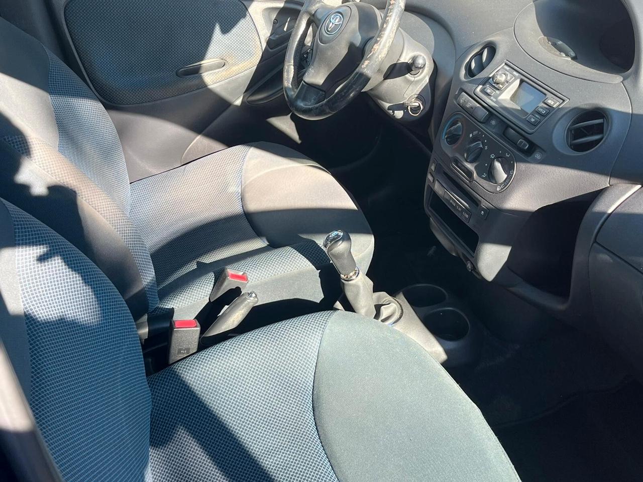 Toyota Yaris 1.0i 16V cat 5 porte Sol