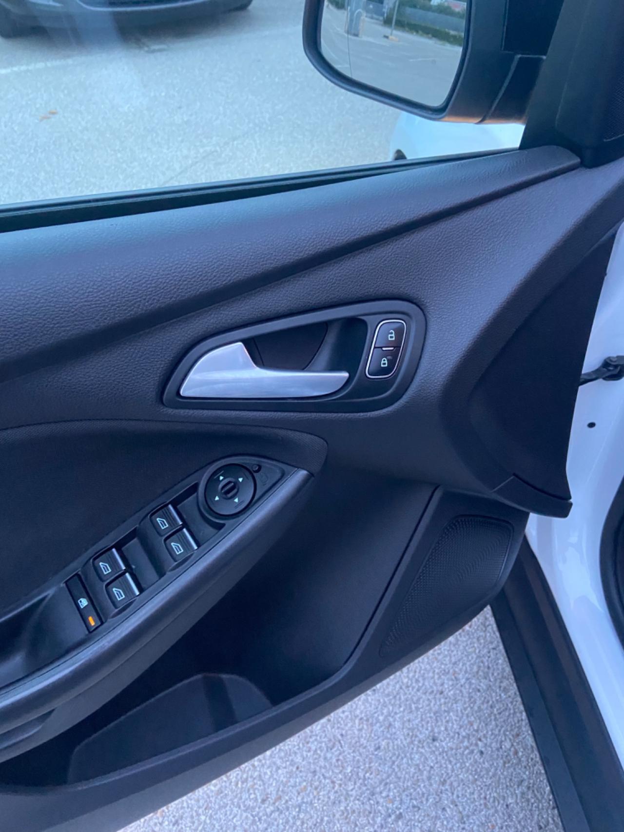 Ford Focus 1.5 TDCi 95 CV SW nuova garanzia12