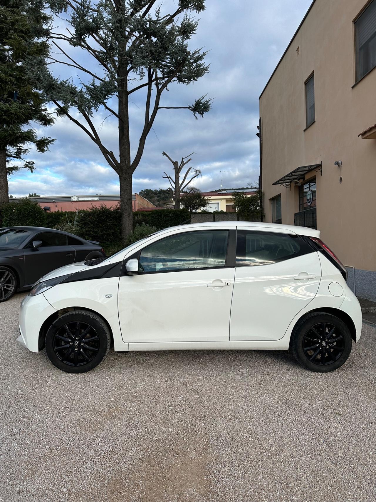 Toyota Aygo 1.0 VVT-i 69 CV 5 porte x-black ok neopatentati