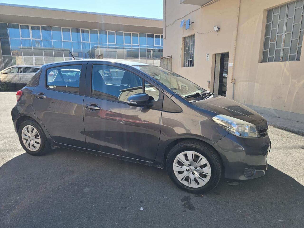 Toyota Yaris 1.0 5 porte Lounge perfetta possibilita 12 mesi garanzia