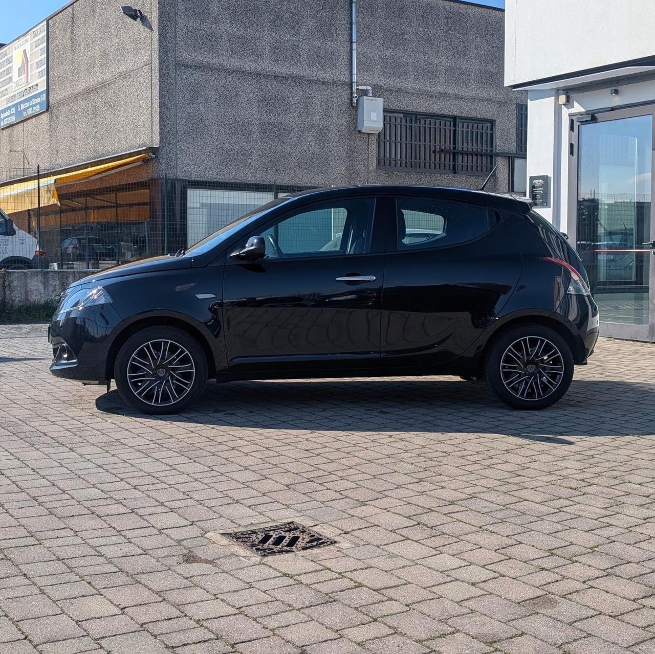 Lancia Ypsilon Firefly- Gold