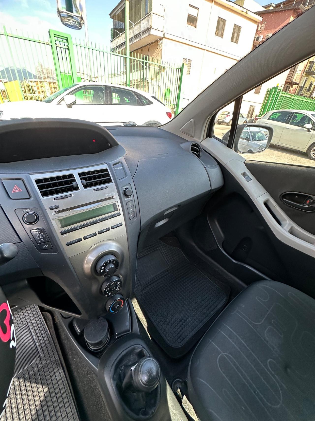 Toyota Yaris 1.0 5 porte Luxury pack