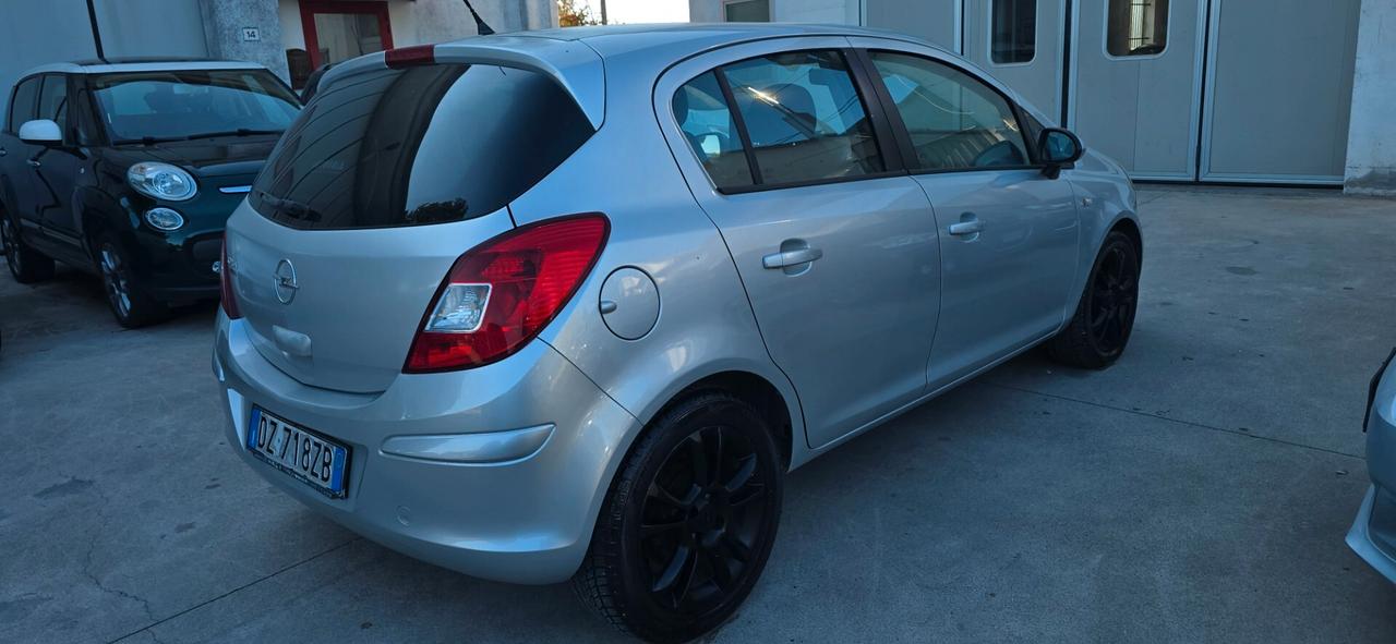Opel Corsa 1.4 16V 5 porte Cosmo