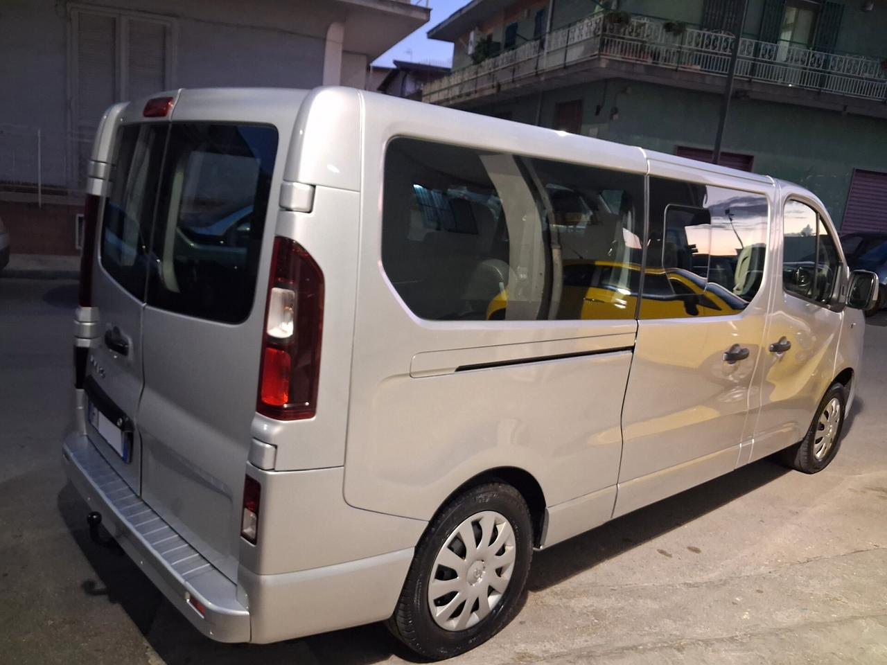 Opel Vivaro 1.6 CDTI uni pro 9 posti (Gancio train