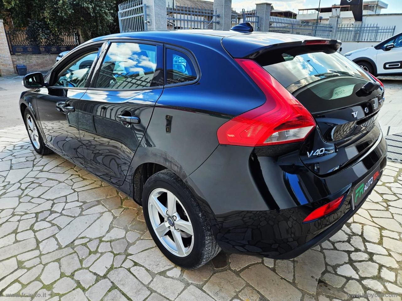 VOLVO V40 D2 R-design Momentum