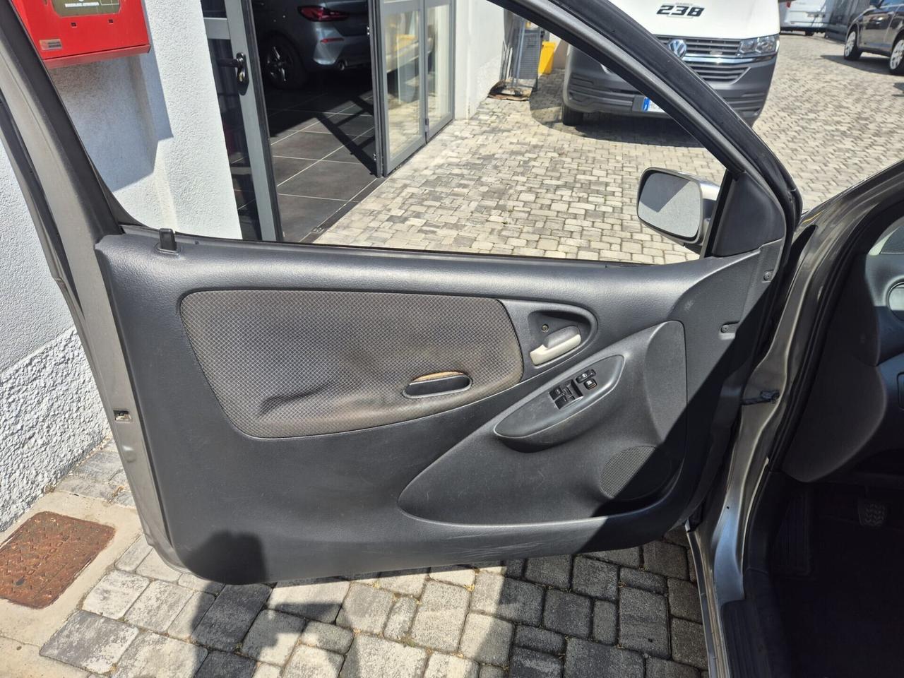 Toyota Yaris 1.0i 16V 3 porte