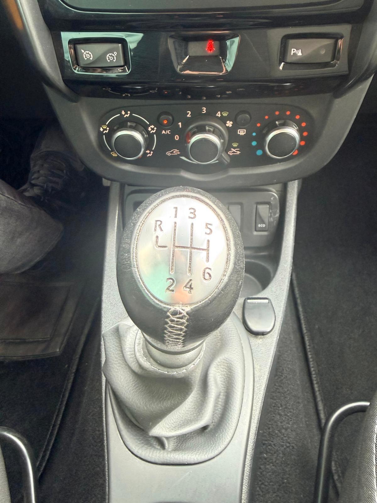 Dacia Duster 1.5 dCi 110 CV S&S 4x2 "Black Shadow" ***NAVIGATORE***