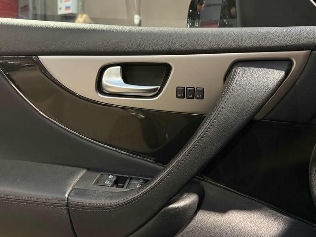 INFINITI QX70 3.0 diesel V6 AT S Premium