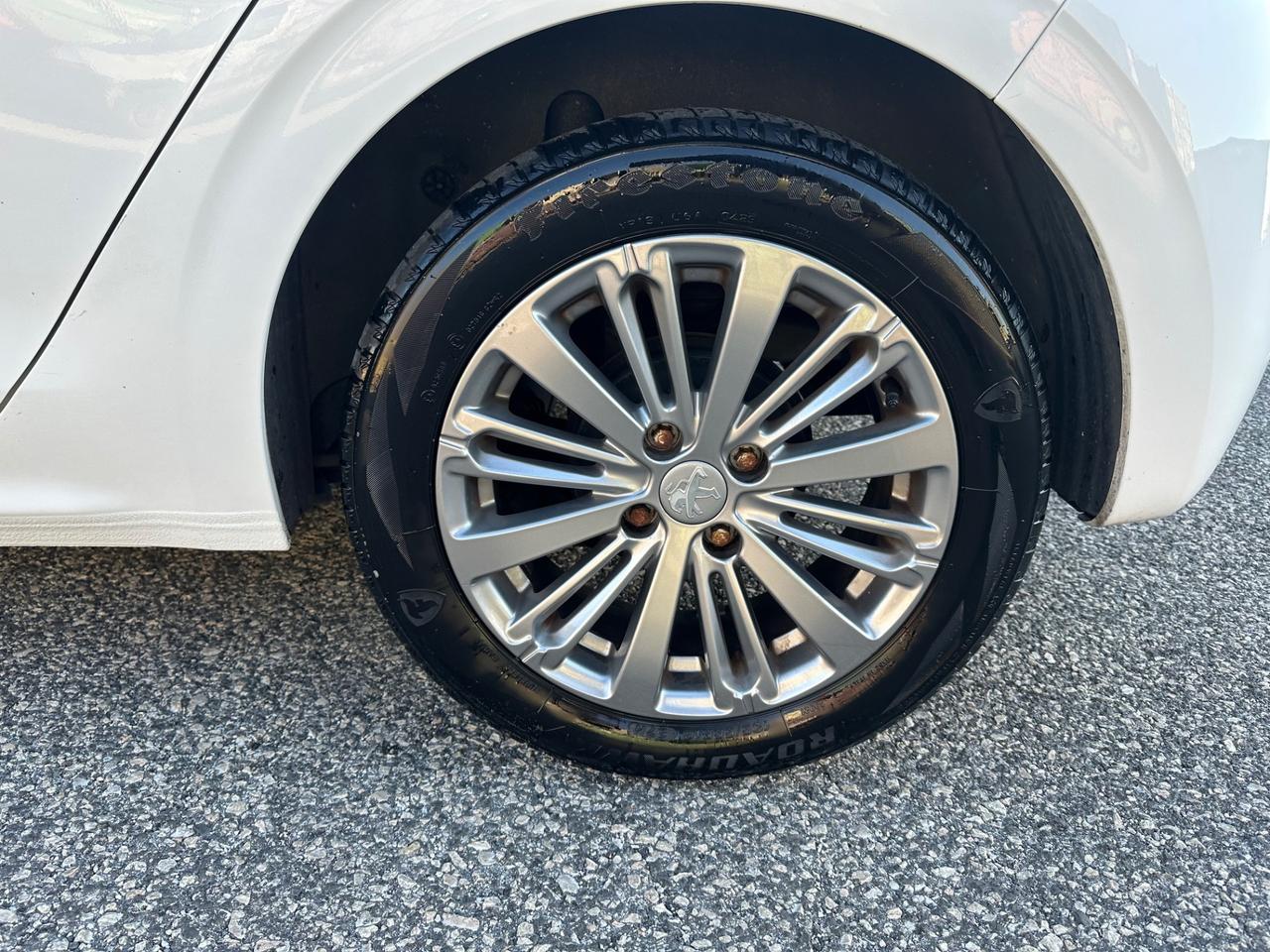 Peugeot 208 PureTech 82 5p. GPL Allure