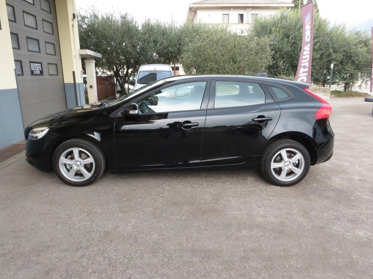 Volvo V40 2.0 d2 Business. km 49.000. fari led/doppi sensori