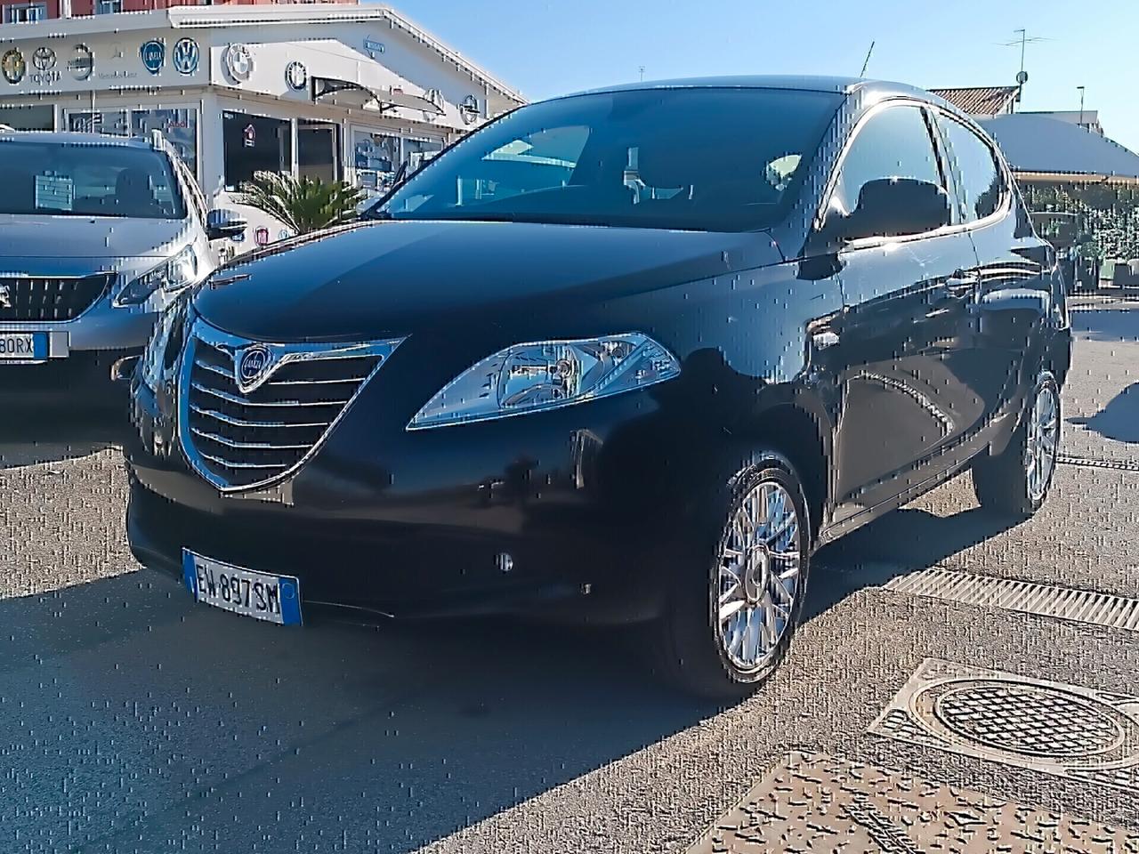 Lancia Ypsilon 0.9 TwinAir 85 CV 5 porte Ecochic Silver