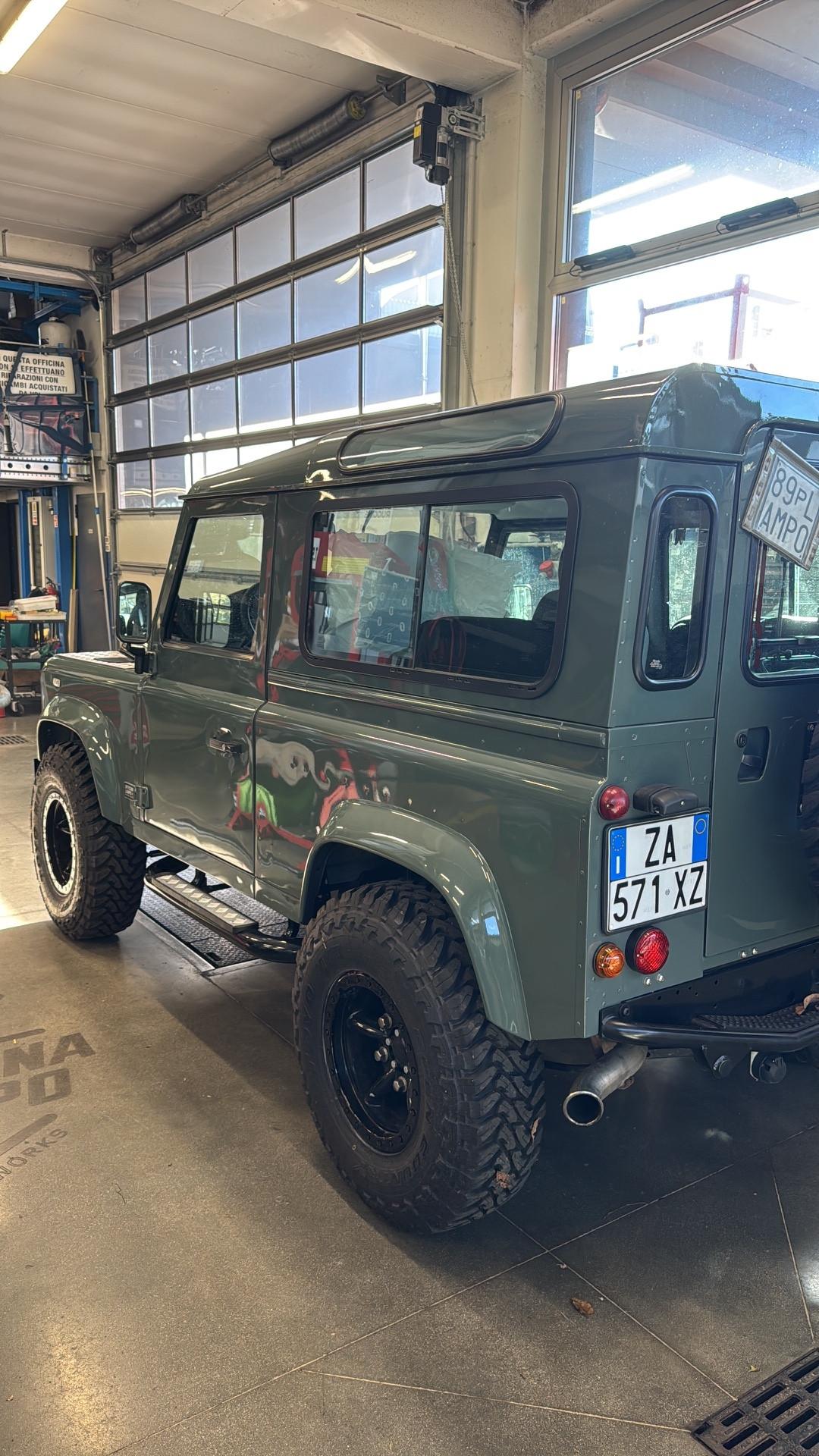 Land Rover Defender 90 2.4 TD4 Station Wagon SE