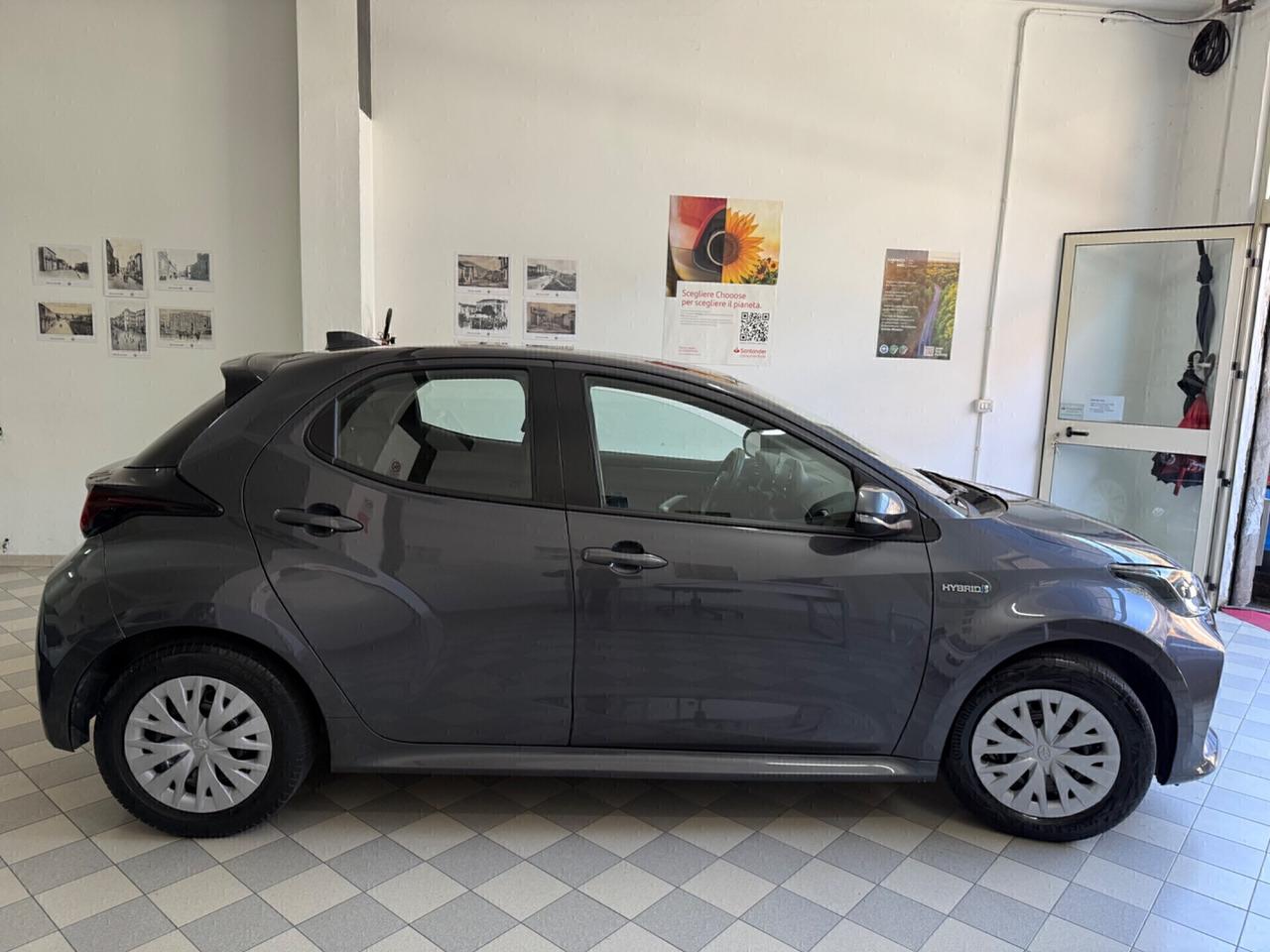 Toyota Yaris 1.5 Hybrid 5 porte Business .