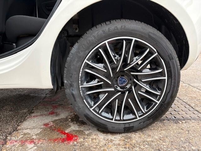 Lancia Ypsilon 1.0 FireFly 5 porte S&S Hybrid Alberta Ferretti