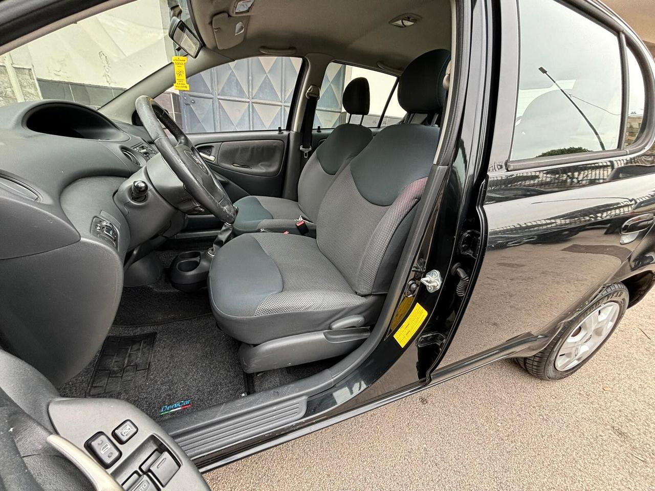 Toyota Yaris 1.0i 16V cat 5 porte Sol