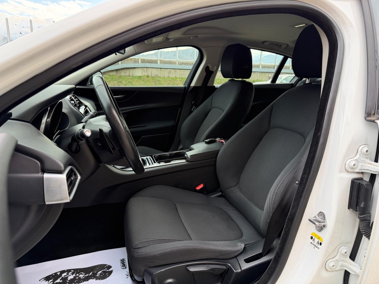 Jaguar XE - Prestige - FULL OPTIONAL