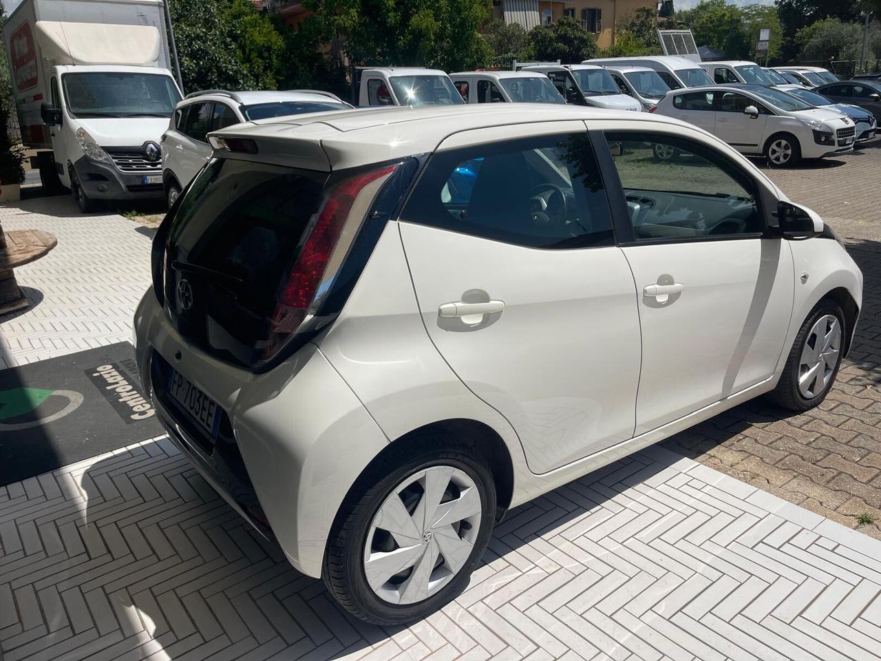 Toyota Aygo 1.0 VVT-i 69 CV 5 porte x-business MMT