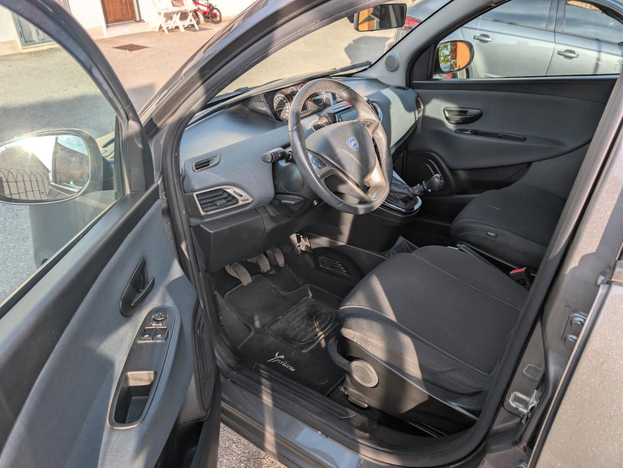 Lancia Ypsilon -NEOPATENTATI-NO BOLLO