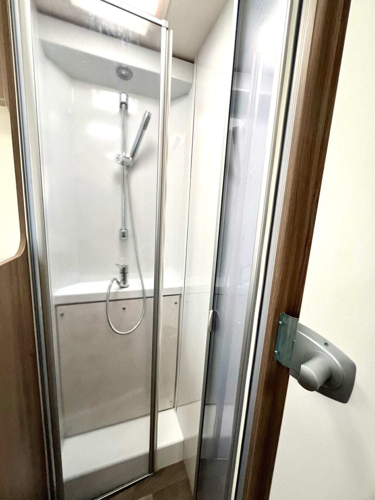 Approfitta su Carado T-447-Km 0