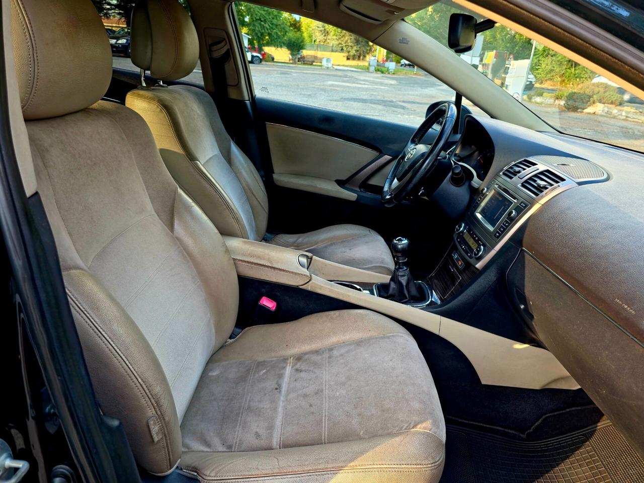 Toyota Avensis 2.2 D-4D Wagon Lounge 2012-E5B Manuale