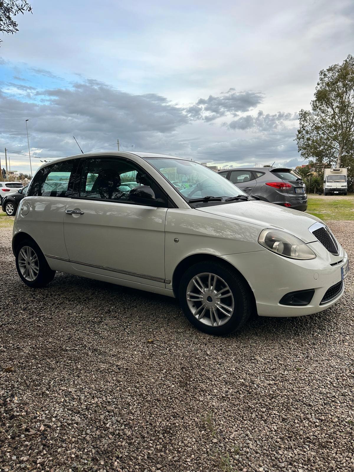 Lancia Ypsilon 1.3 MJT 75 CV Unyca