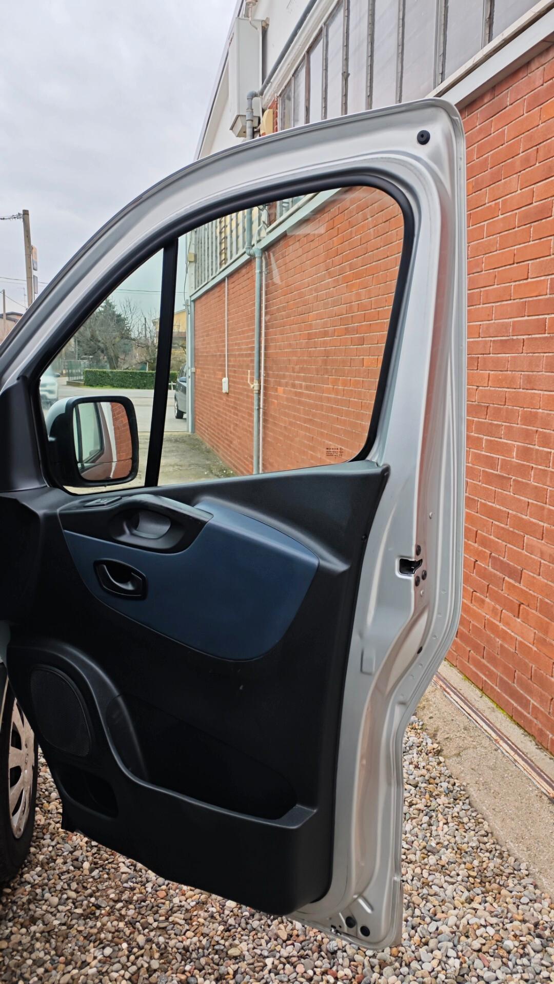 Opel Movano Vivaro L1H1 6 posti