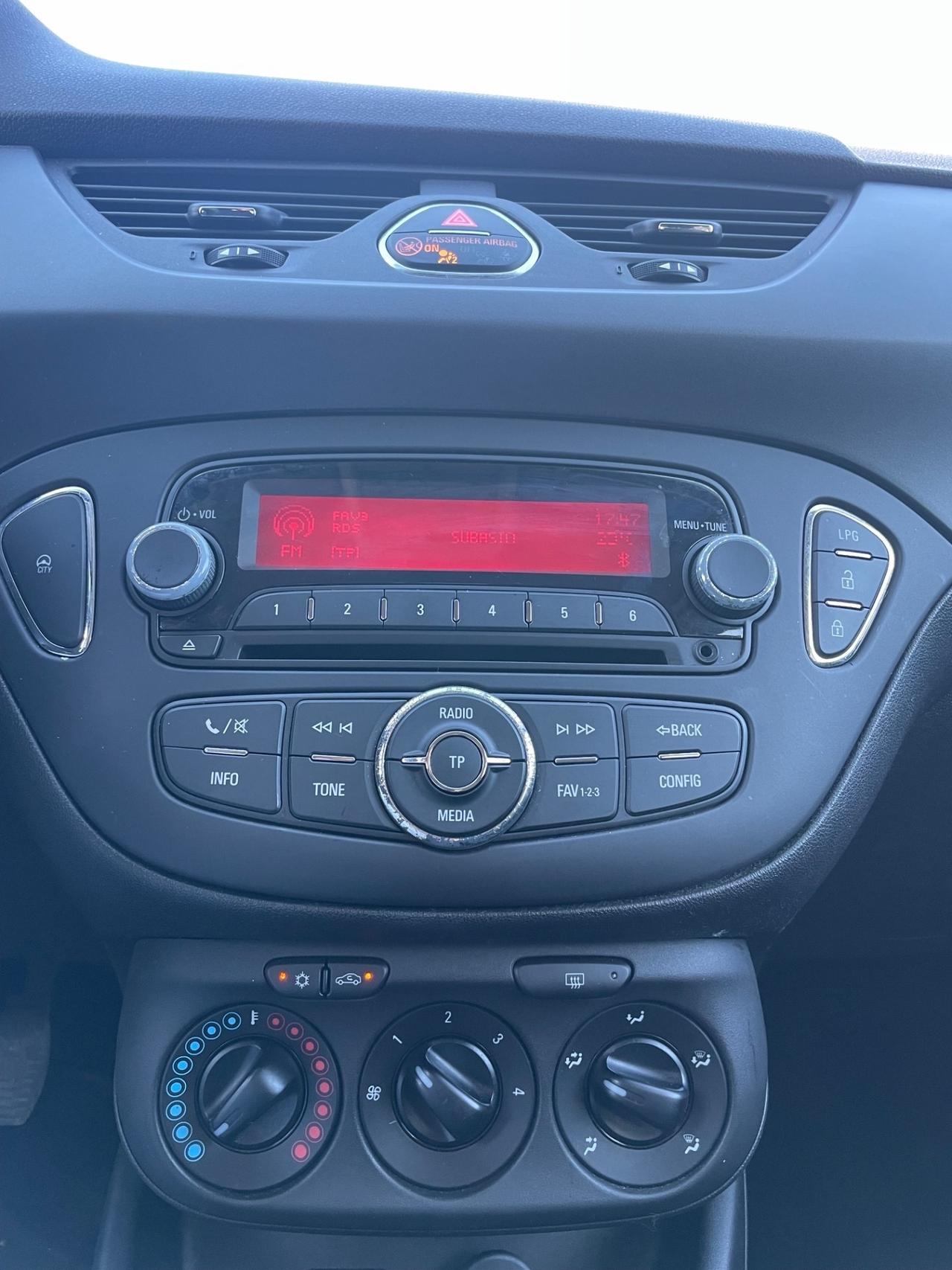 Opel Corsa 1.4 Benzina / GPL - Neopatentati