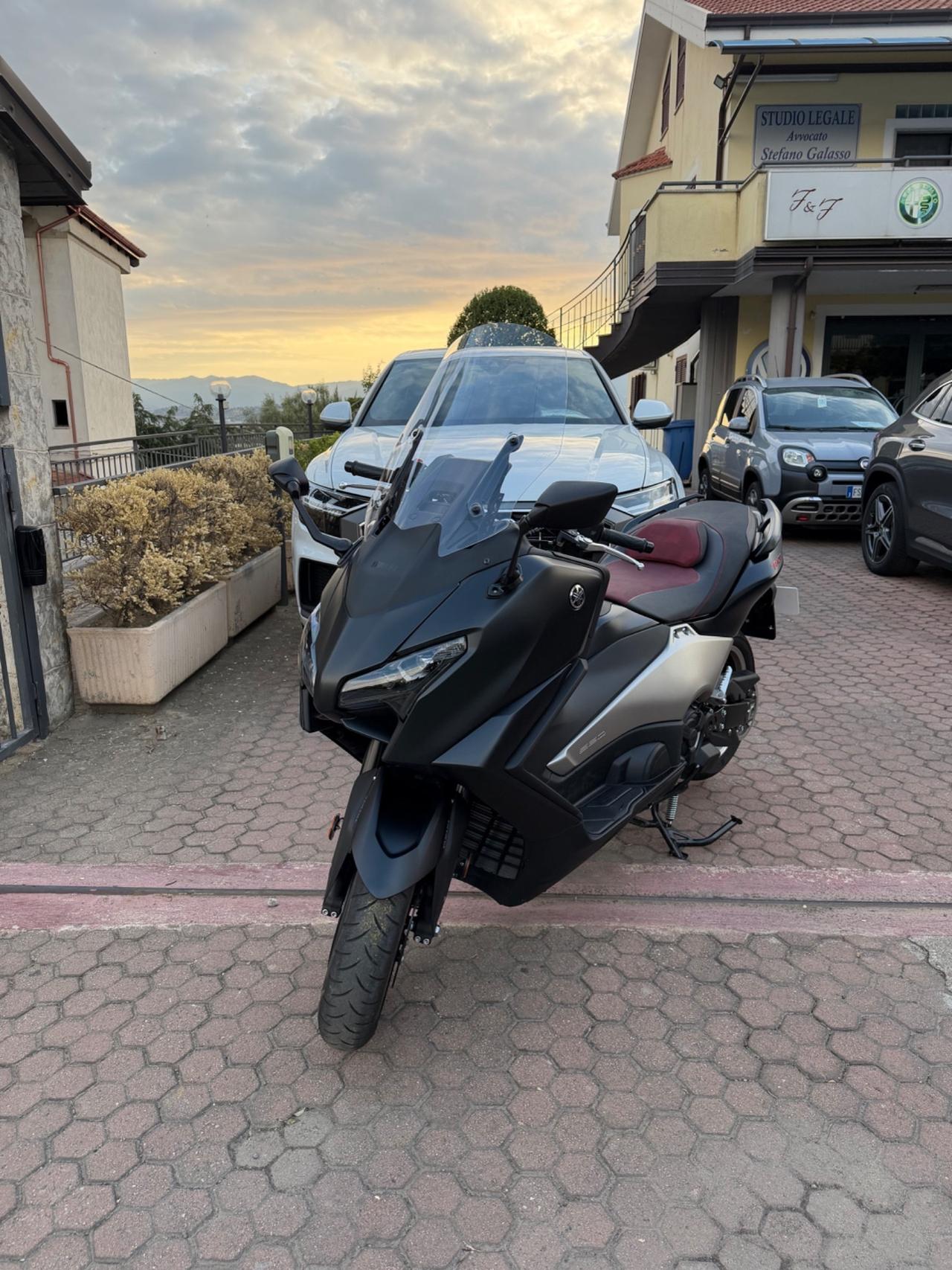 Yamaha TMAX 560 BLACK MAX