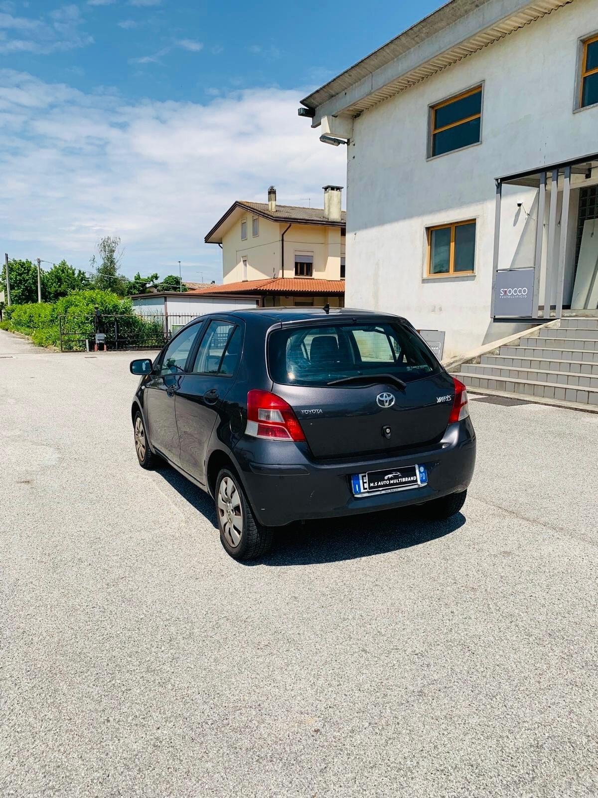 Toyota Yaris 1.0 benzina 2011 130.000km neo patentati