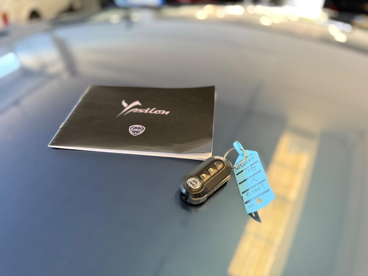 Lancia Ypsilon 1.0 FireFly S&S Hybrid Ecochic Silver
