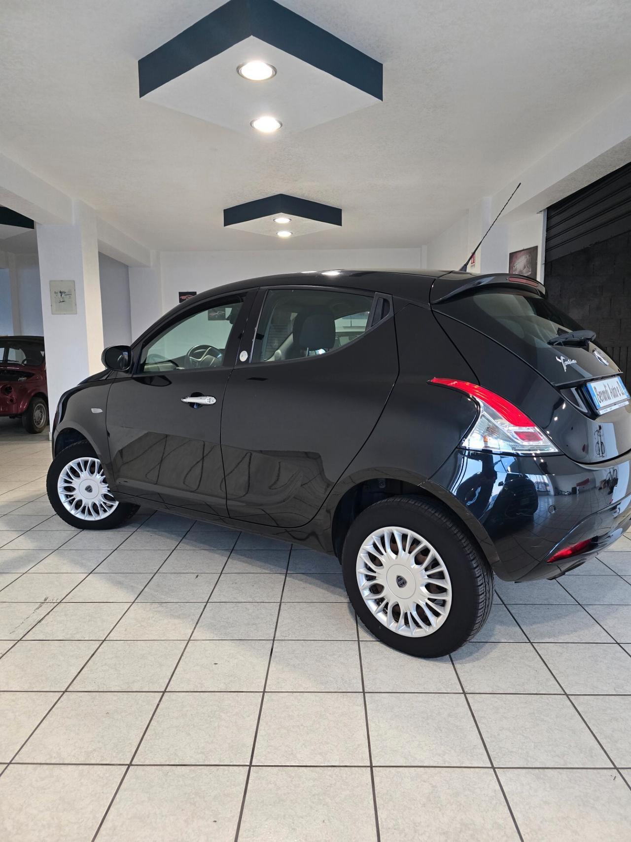 Lancia Ypsilon 0.9 TwinAir 85 CV 5 porte Metano Ecochic Gold