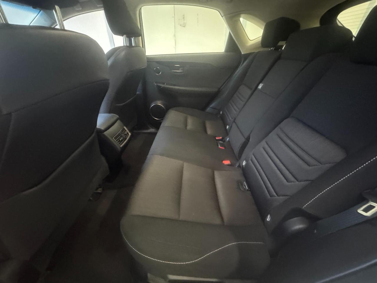 Lexus NX 300h 2.5 Business 2wd cvt